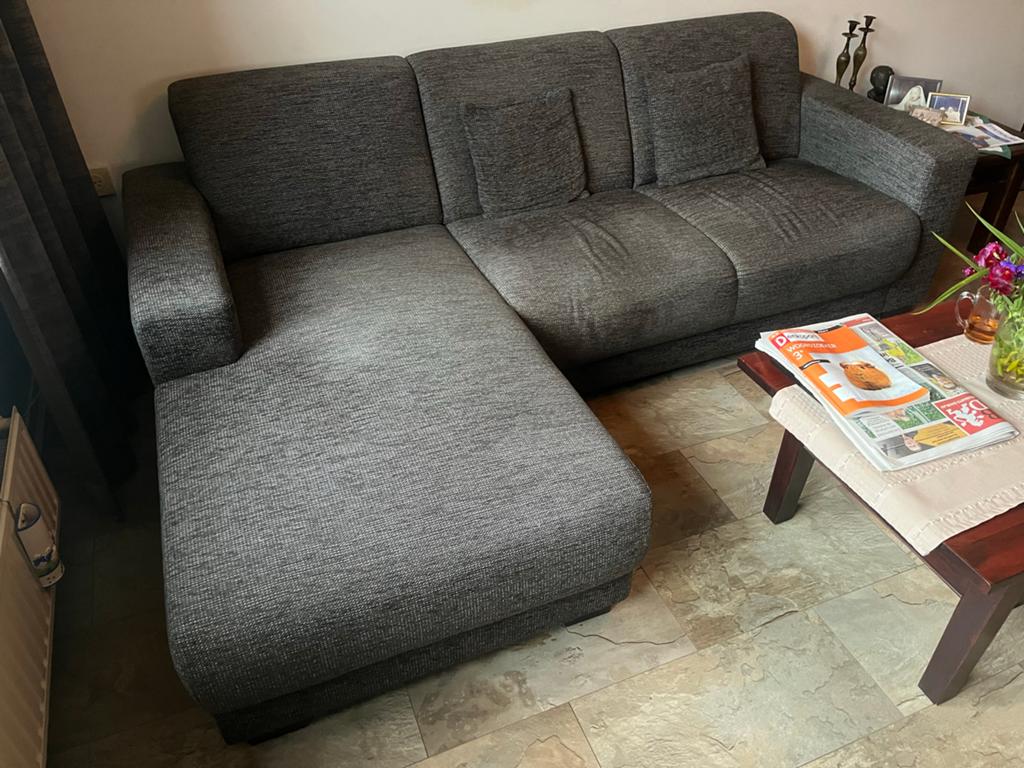 hoekbank in donkergrijs stof, Ophalen, 250 tot 300 cm, Gebruikt, 100 tot 125 cm