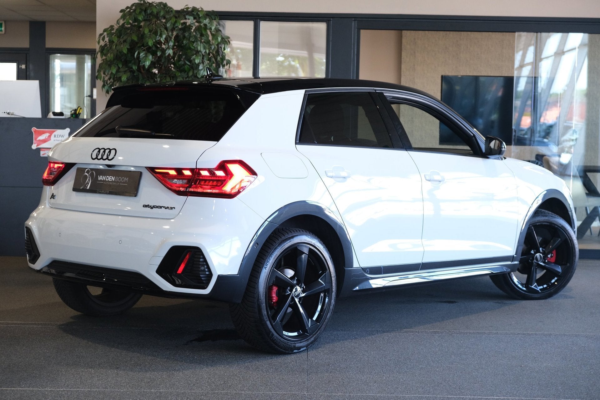 Audi A1 citycarver 35 TFSI S-Line S-tronic 150PK Led Cam Acc, Auto's, Audi, Zwart, 4 cilinders, 150 pk, Wit