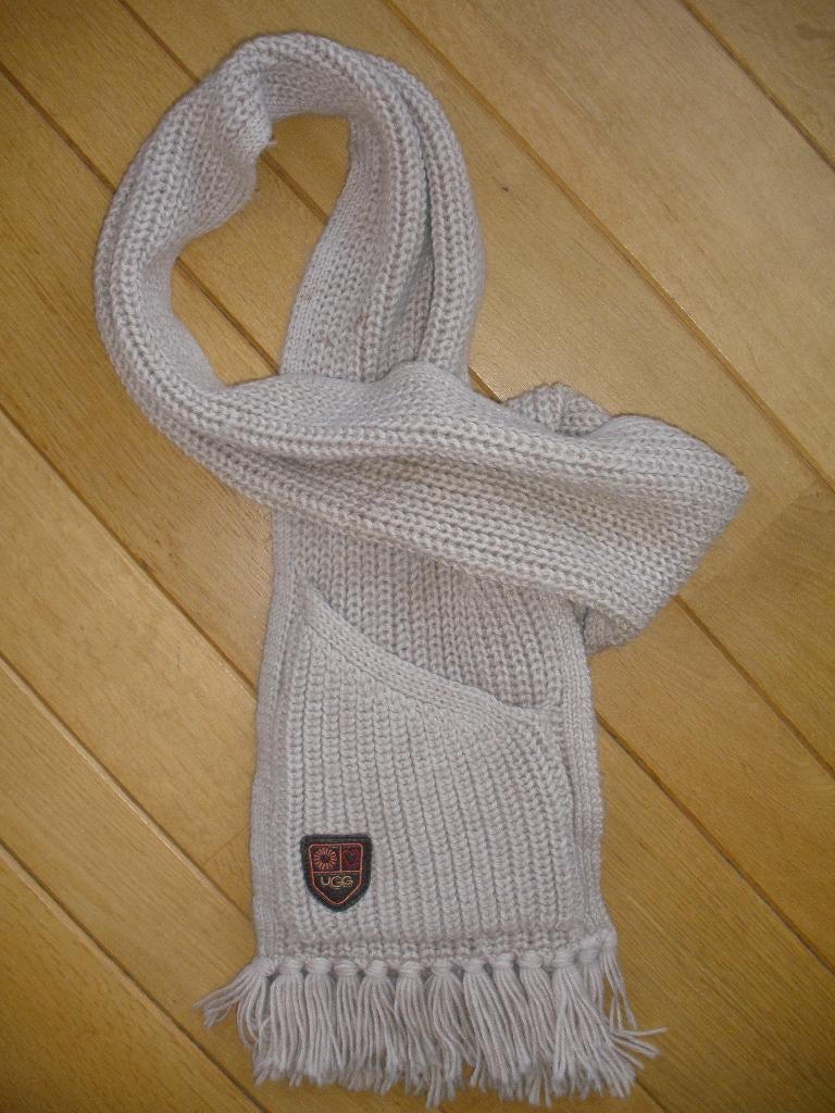 UGG sjaal beige zand wol - nieuw -, Kleding | Dames, Mutsen, Sjaals en Handschoenen, UGG, Maat 46/48 (XL) of groter, Nieuw, Ophalen of Verzenden