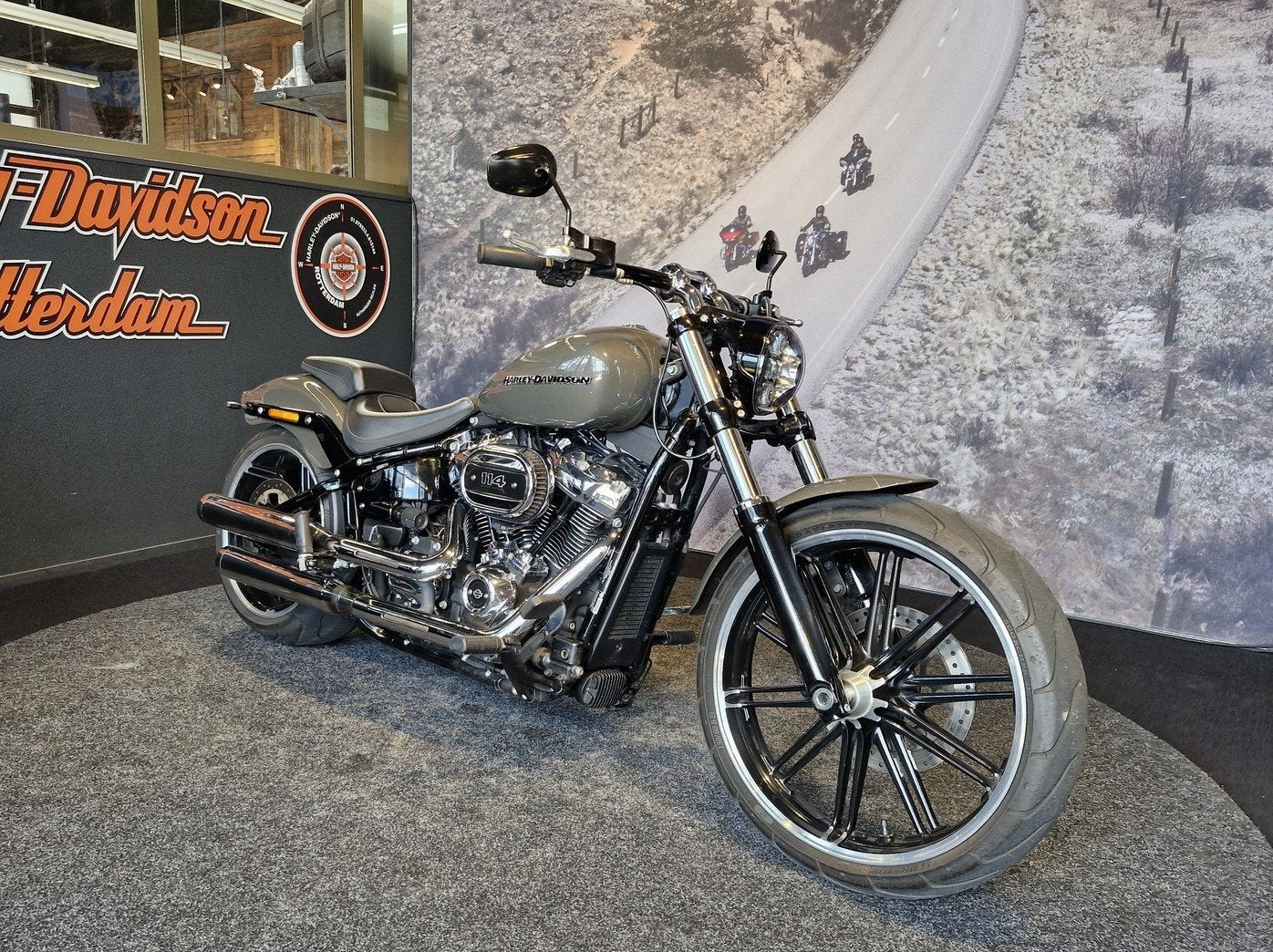 Harley-Davidson BREAKOUT 114 (bj 2019), Motoren, Motoren | Harley-Davidson, Laan van Vredenoord 33
2289 DA  RIJSWIJK, NL, Bedrijf