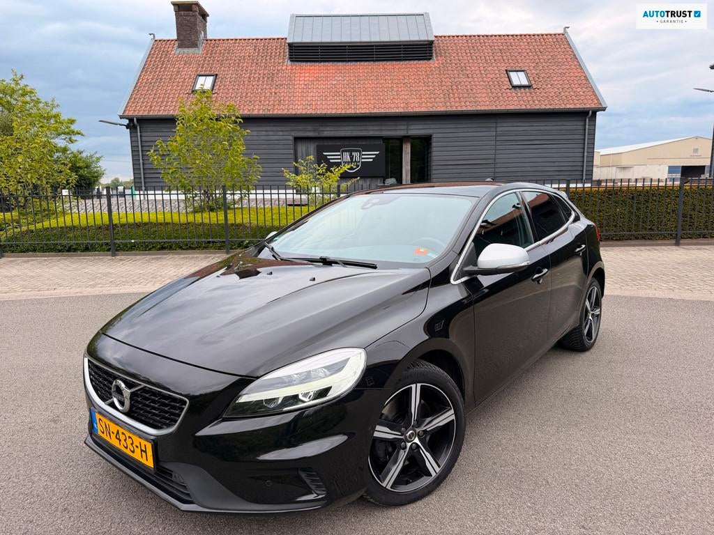 Volvo V40 2.0 T4 190 PK Business Sport Design Automaat Panor, Auto's, Gebruikt, Zwart, Bedrijf, 1342 kg