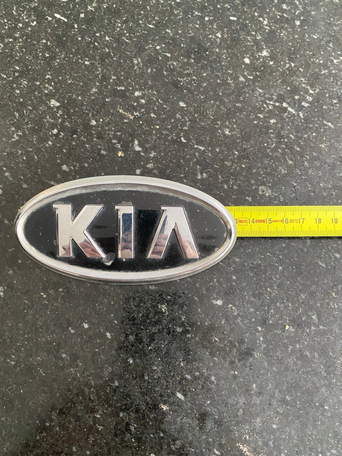 Kia logo voor auto - Gebruikt embleem, Ophalen of Verzenden, Gebruikt, Kia