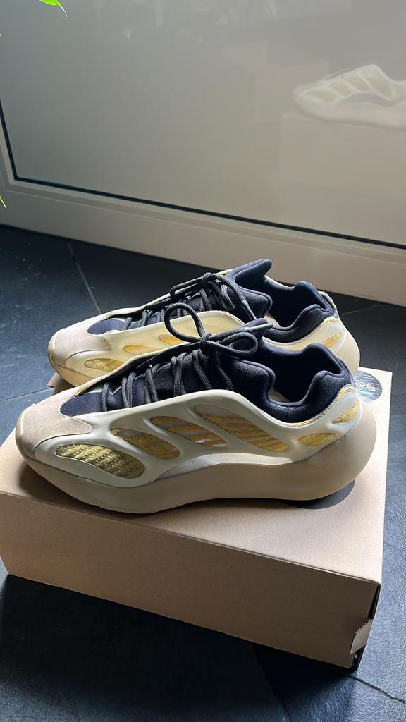 Adidas Yeezy 700 V3 'Safflower' - Maat 45 1/3, Kleding | Heren, Schoenen, Verzenden, Zo goed als nieuw, Overige kleuren, Sneakers of Gympen