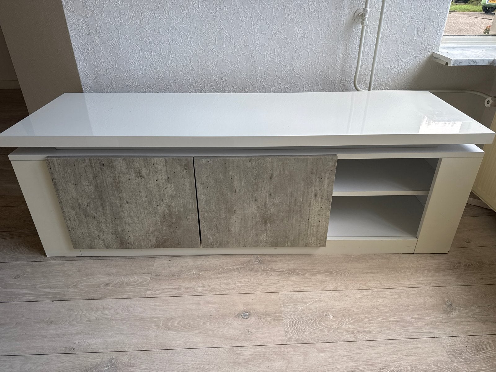 Modern tv-meubel wit met betonlook deuren, Kunststof, 150 tot 200 cm, Ophalen of Verzenden, Zo goed als nieuw