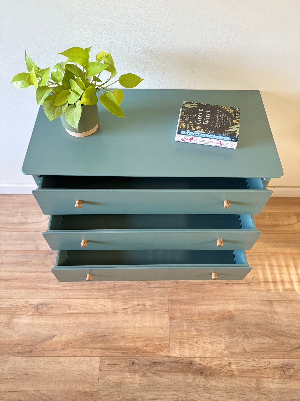 Foto 7 van Vintage Eucalyptusgroene Ladekast