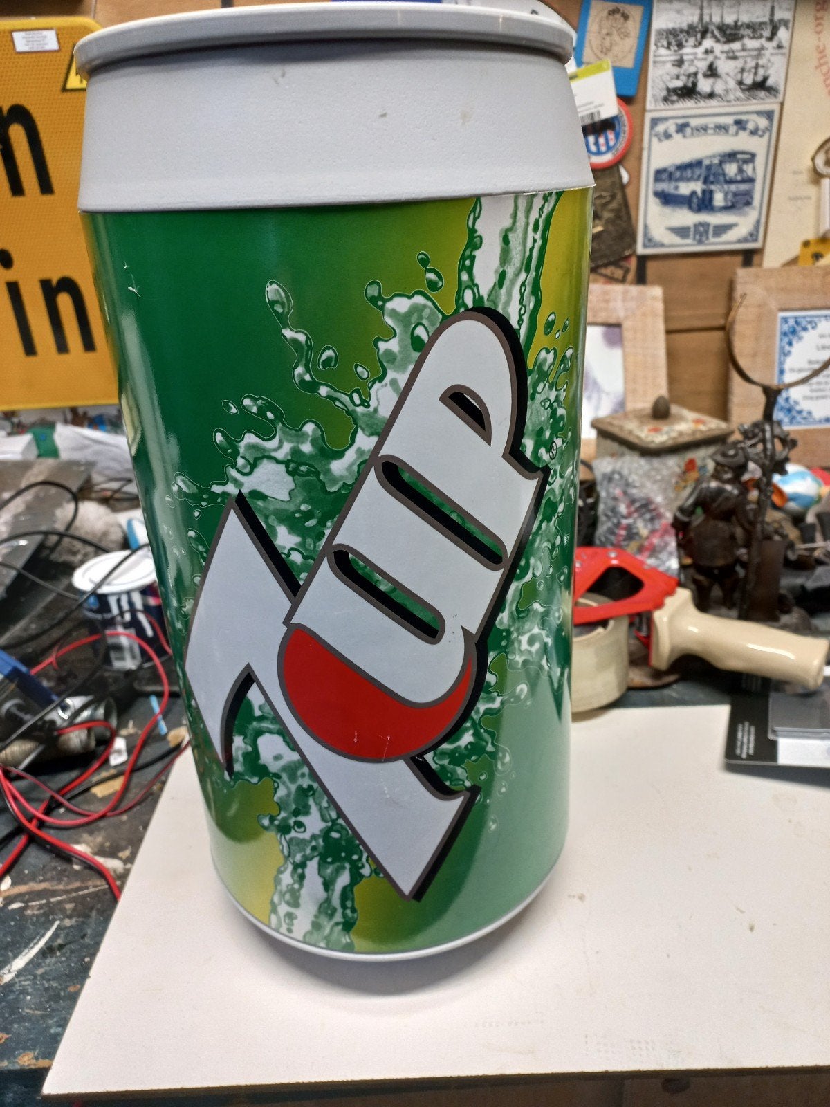 Vintage 7UP spaarpot in blikvorm, Verzamelen, Ophalen of Verzenden, Zo goed als nieuw, Kunststof, Overige thema's