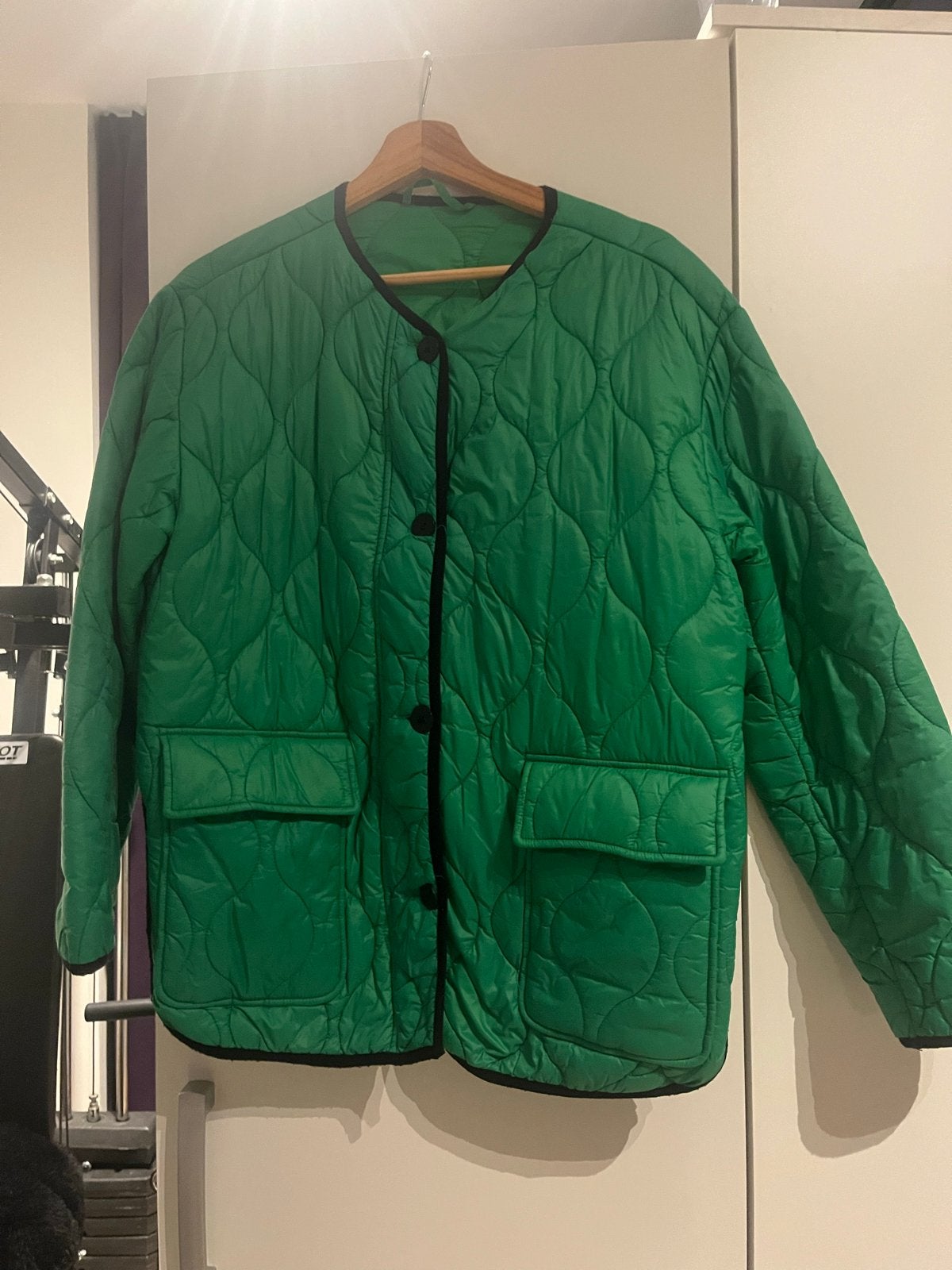 Groene gewatteerde jas met zwarte accenten, Ophalen of Verzenden, Zo goed als nieuw, Maat 38/40 (M), Groen