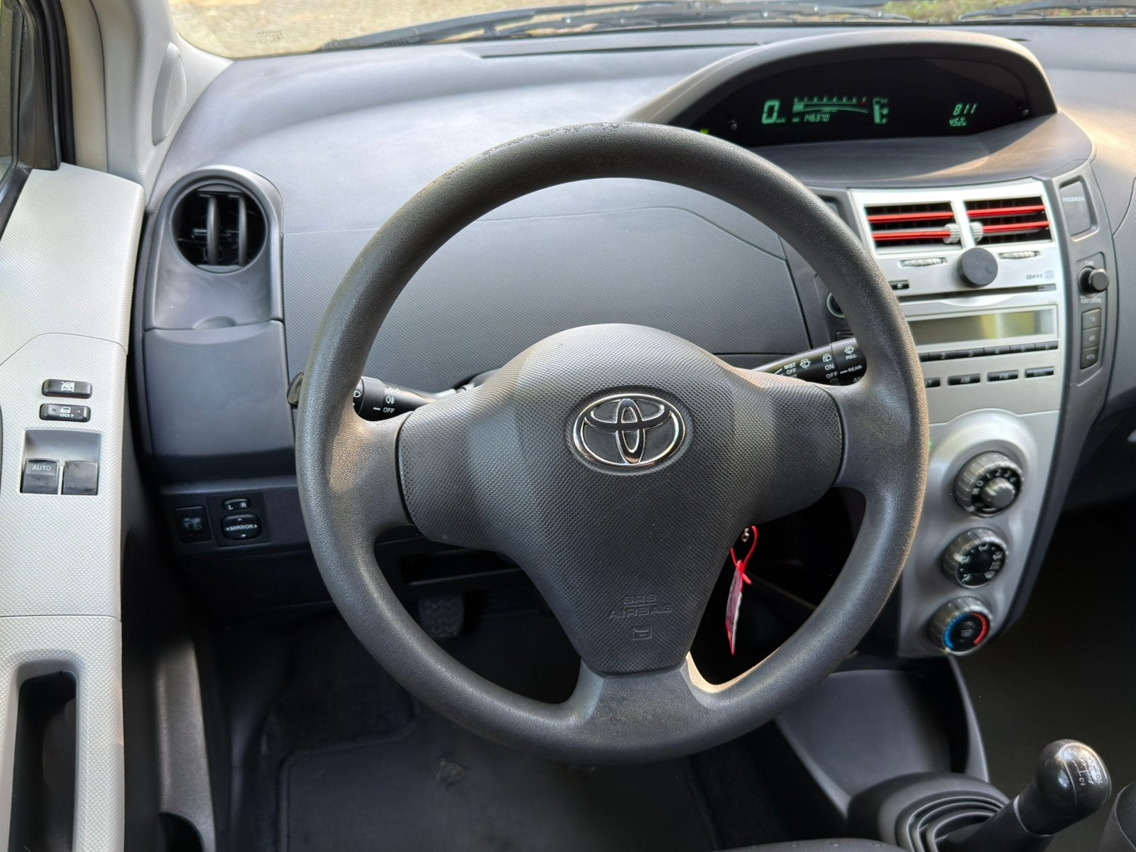 Foto 12 van Toyota Yaris 1.0 12V Vvt-i 5DR  2008 Grijs
