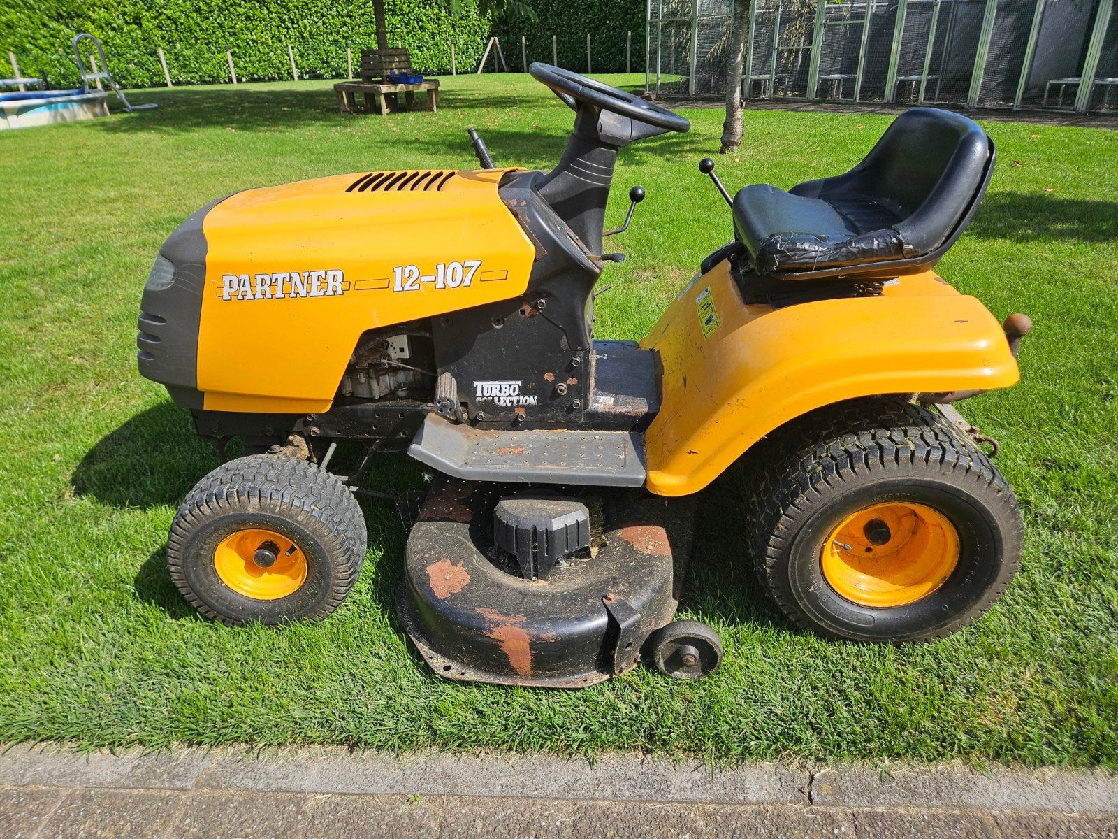 Partner 12-107 zitmaaier met lift en verticuteerbak, Ophalen, Gebruikt, Partner, 90 tot 120 cm