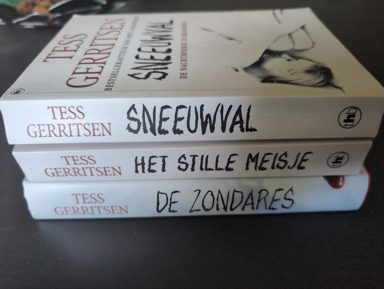 Tess Gerritsen - Sneeuwval, Het stille meisje en de Zondares, Ophalen of Verzenden, Gelezen