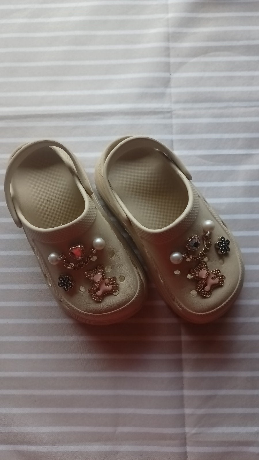 Crocs slippers beige met figuurtjes maat 32, Jongen of Meisje, Overige typen, Ophalen of Verzenden, Zo goed als nieuw