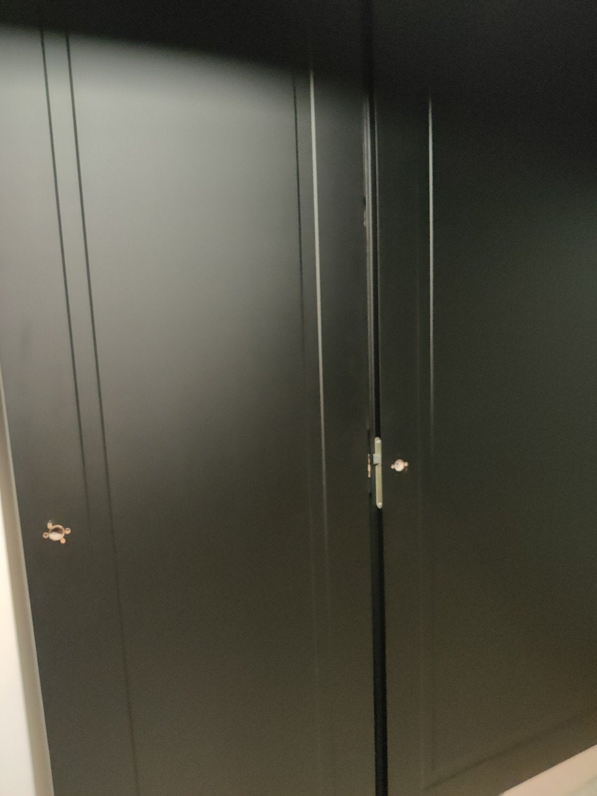 Zwarte cameo Svedex opdekdeur, Huis en Inrichting, Kasten | Roldeurkasten en Archiefkasten, Ophalen, 25 tot 50 cm, 50 tot 100 cm