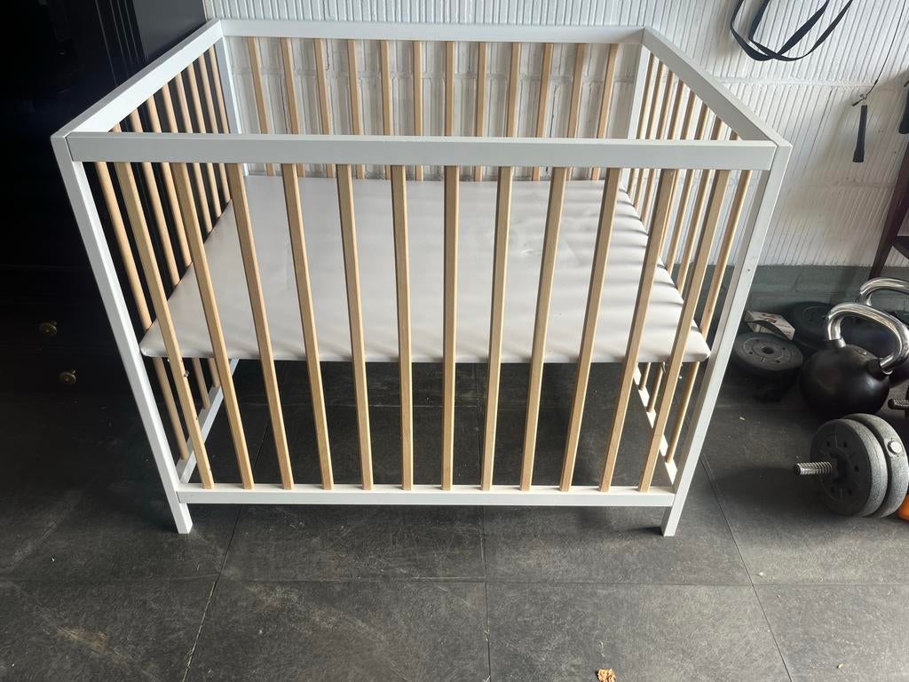 Witte box met houten spijlen, Ophalen, Zo goed als nieuw