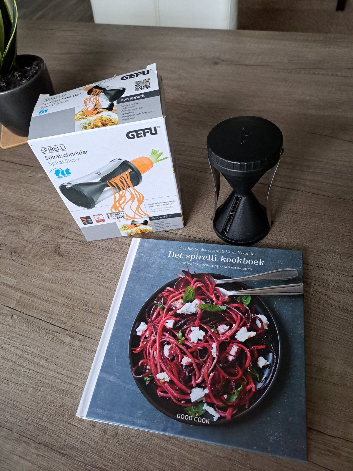 Spirelli spiralensnijder merk gefu met recepten, Ophalen of Verzenden, Zo goed als nieuw, Zwart