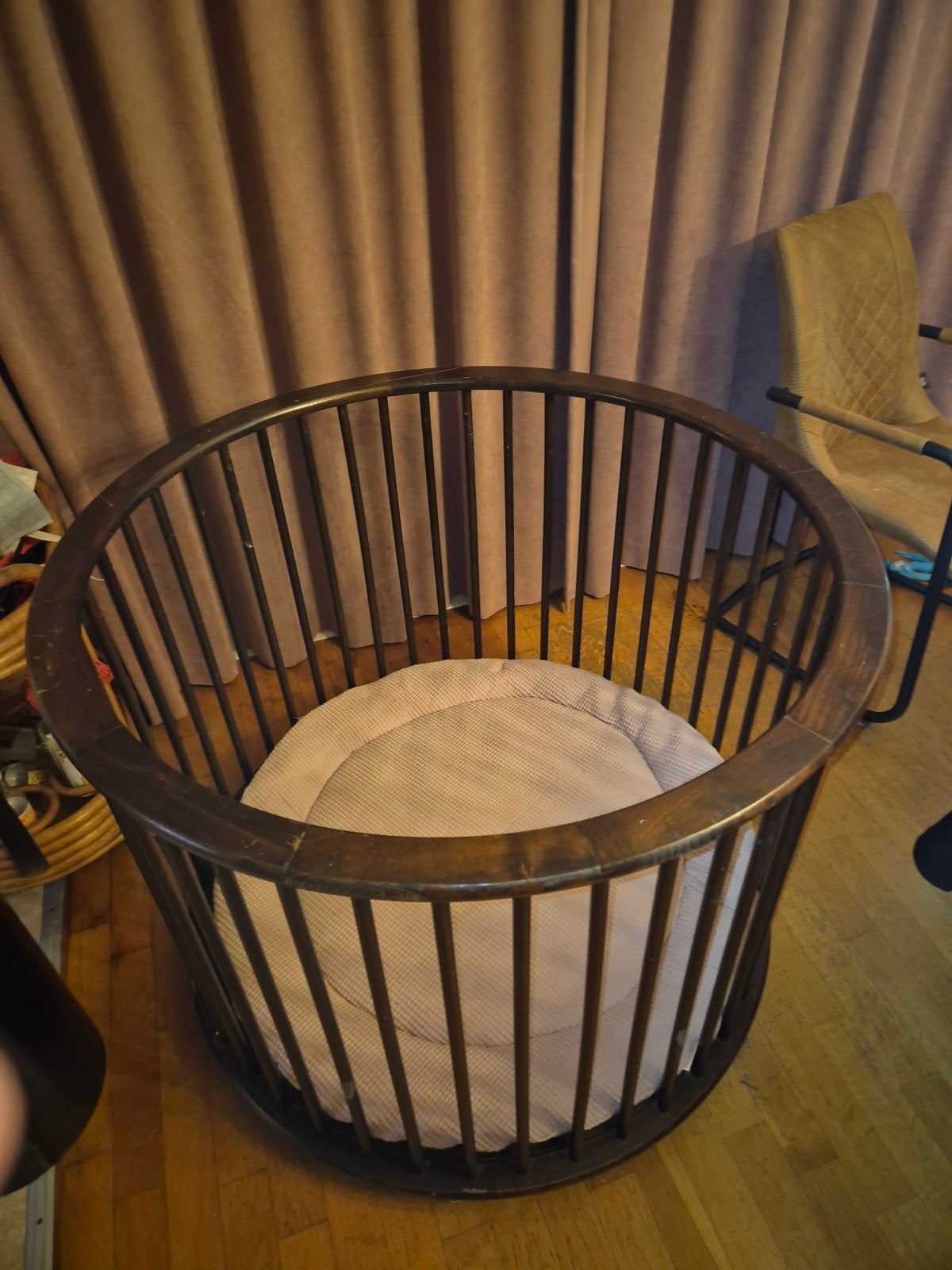 Ronde houtkleurige babybox op wielen., Ophalen, Rond