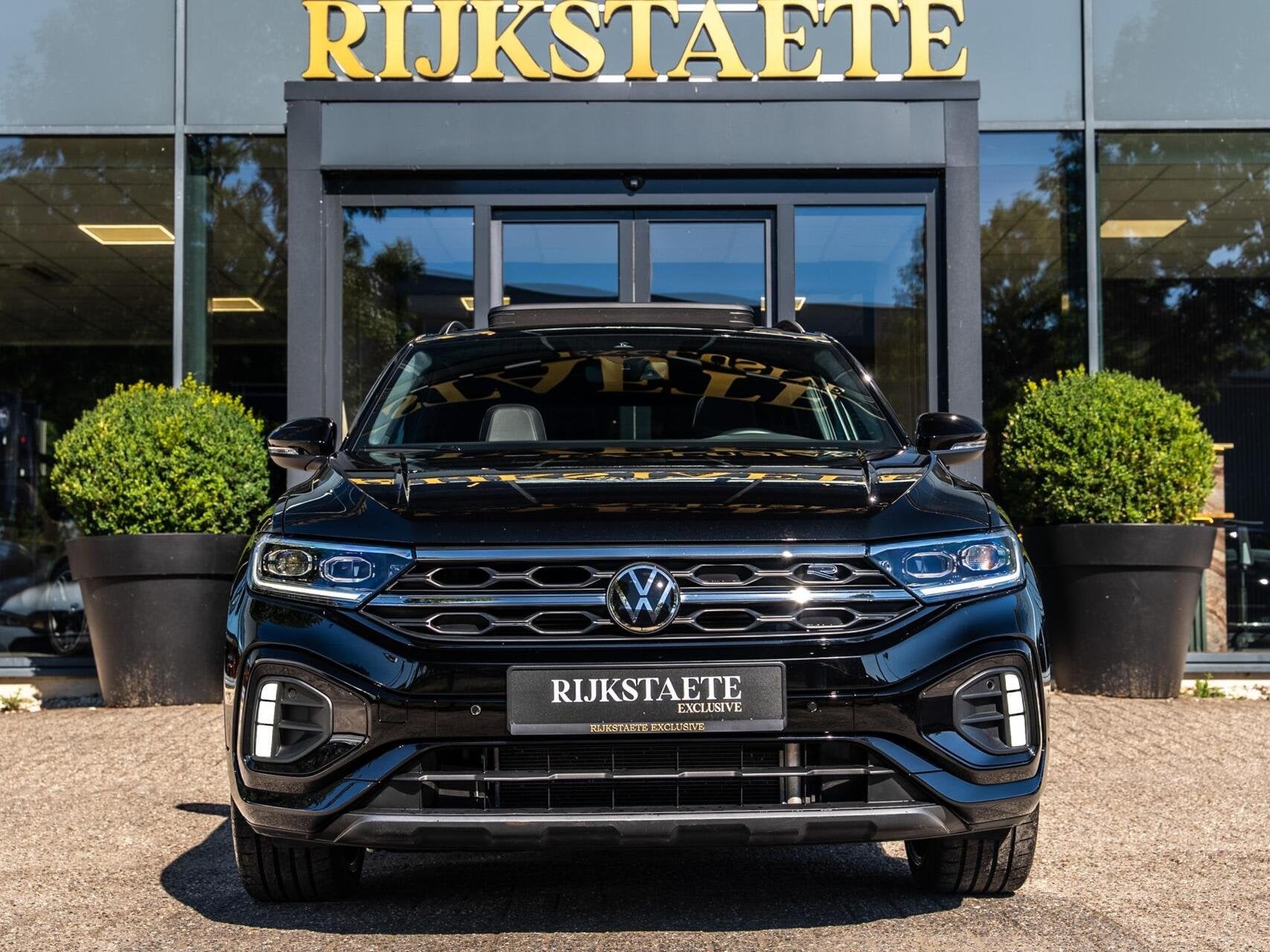 Volkswagen T-Roc 1.5 TSI R-Line|PANO|CAMERA|CC|19''|STOELVW, Auto's, Volkswagen, Dealer onderhouden, Zwart, Bedrijf, 1252 kg