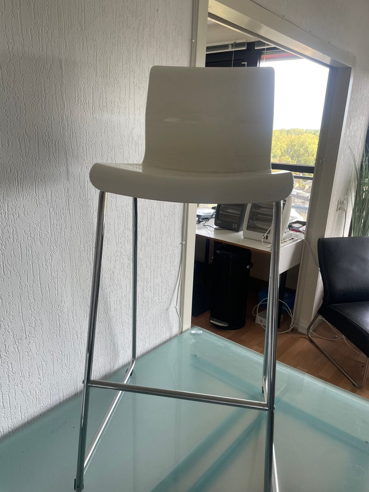 Ikea barkruk wit met aluminium poot, Ophalen, Kunststof, Gebruikt, 60 tot 90 cm