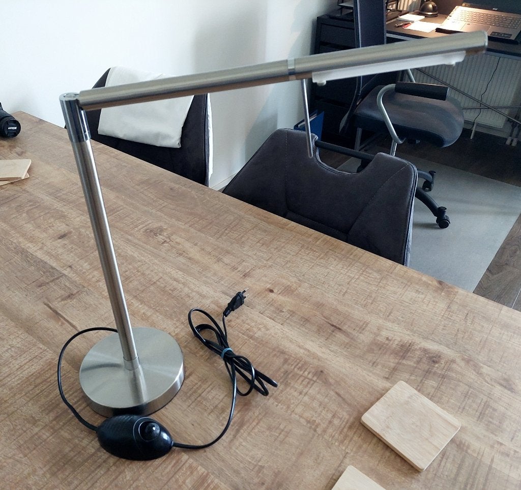 Metalen tafel- of bureaulamp (led) met dimmer., Bureaulamp, Ophalen of Verzenden, Zo goed als nieuw, Met schakelaar