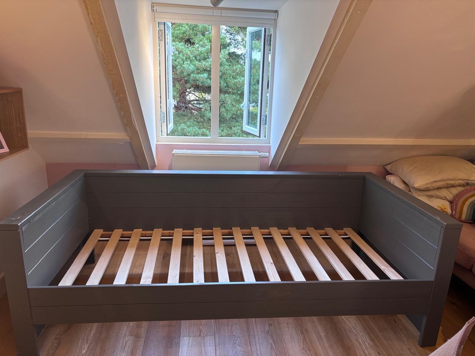 Donkergrijze bedbank van Dennis Woood - Goede staat, Ophalen, Gebruikt, 90 cm, Eenpersoons