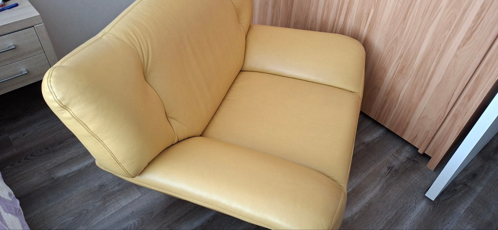 Comfortabele gele leren fauteuil van Morres meubelen., Huis en Inrichting, Ophalen, Zo goed als nieuw, 100 tot 125 cm, Vintage stijl
