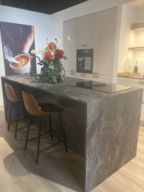 Landelijk/Moderne zand beige eiland showroomkeuken, Ophalen, Zo goed als nieuw, Overige kleuren, Overige materialen