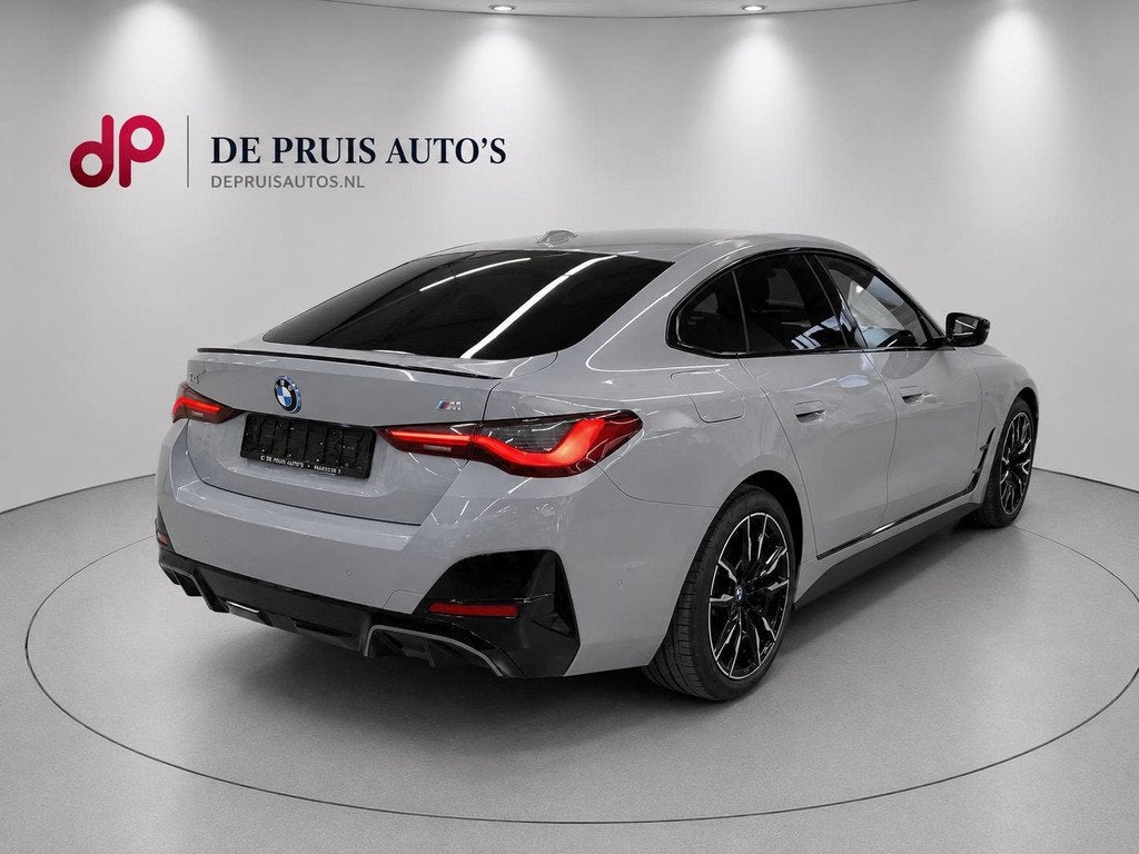 BMW i4 M50 X Drive 84 kWh SOH 95% Pano Trekhaak Head Up Luch, Auto's, BMW, Met garantie (alle), 2190 kg, Vierwielaandrijving, Zilver of Grijs