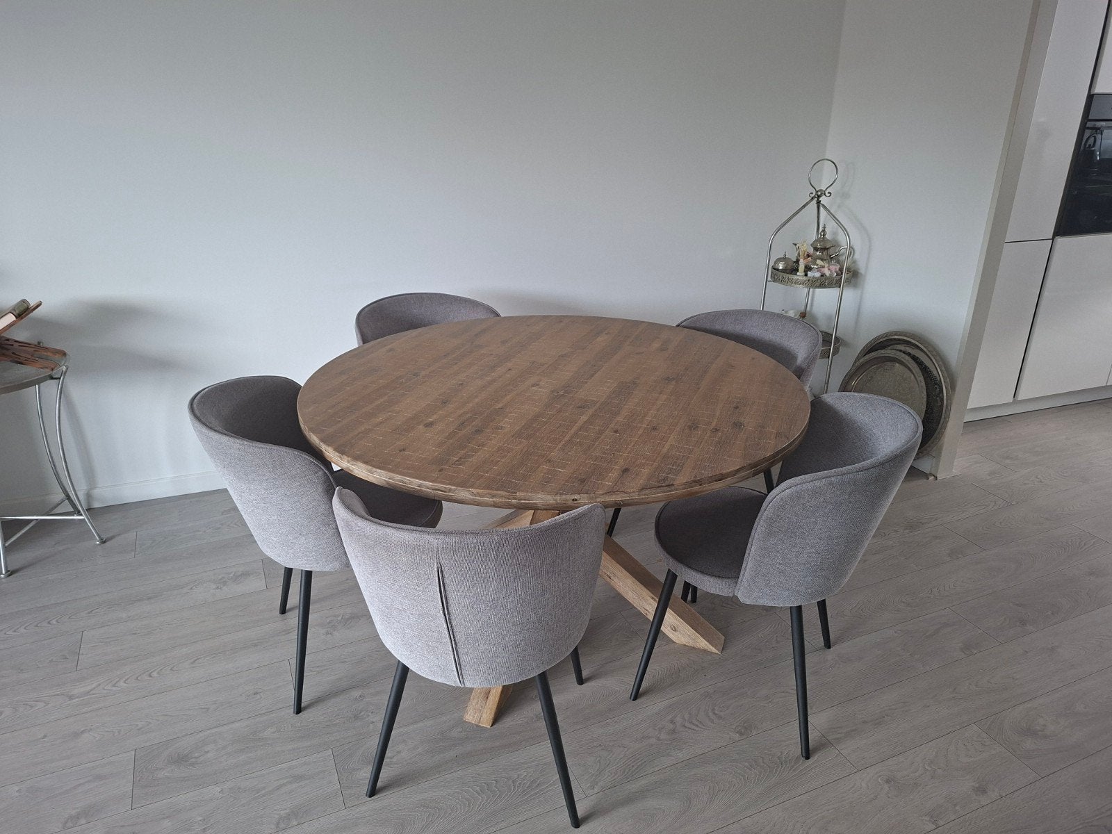Ronde houten salontafel met 5 grijze kuipstoelen, Ophalen of Verzenden, Zo goed als nieuw, Vijf personen of meer, Overige houtsoorten