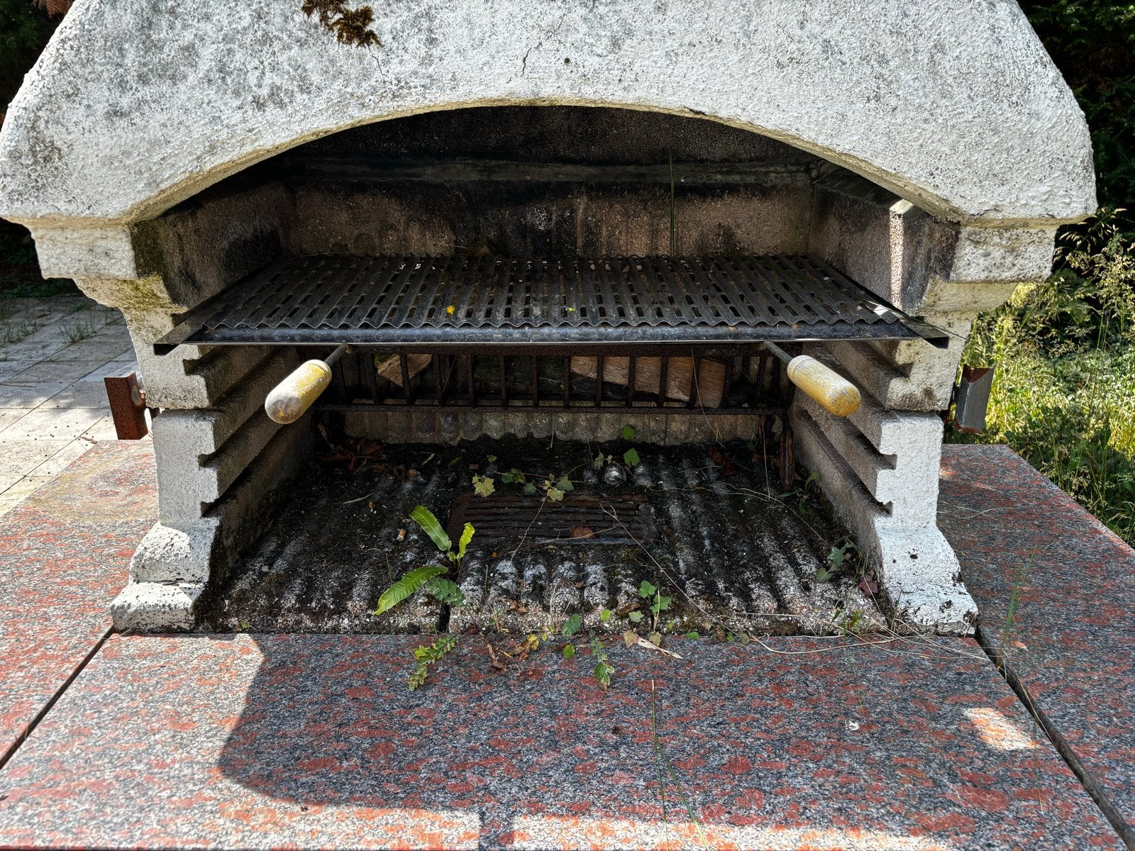 Robuuste stenen barbecue voor buiten, Ophalen, Gebruikt