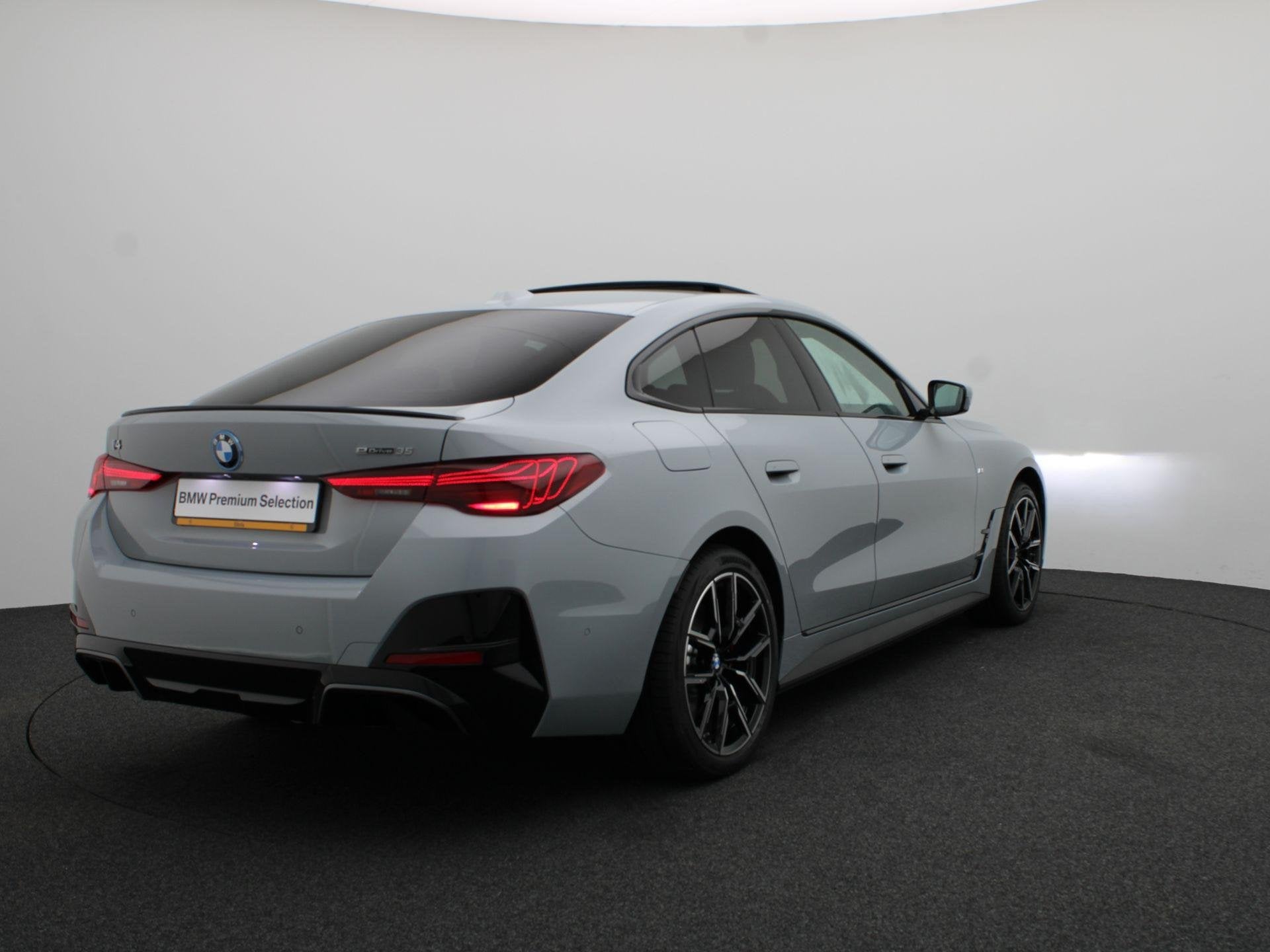 BMW i4 eDrive35 M Sportpakket Pro | Innovation Pack | Comfor, Auto's, BMW, Zwart, Met garantie (alle), 31 min, 286 pk