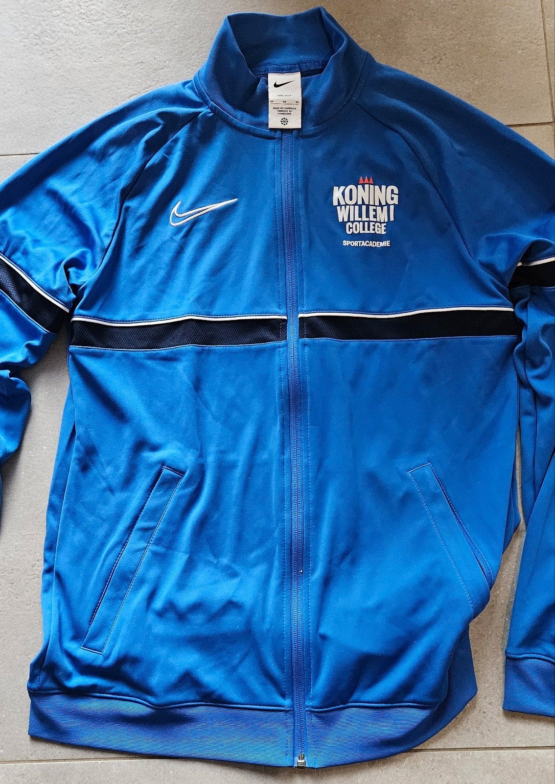 Trainingsjack jongens van Koning Willem 1 college sportacade, Blauw, Nieuw, Ophalen of Verzenden, Algemeen
