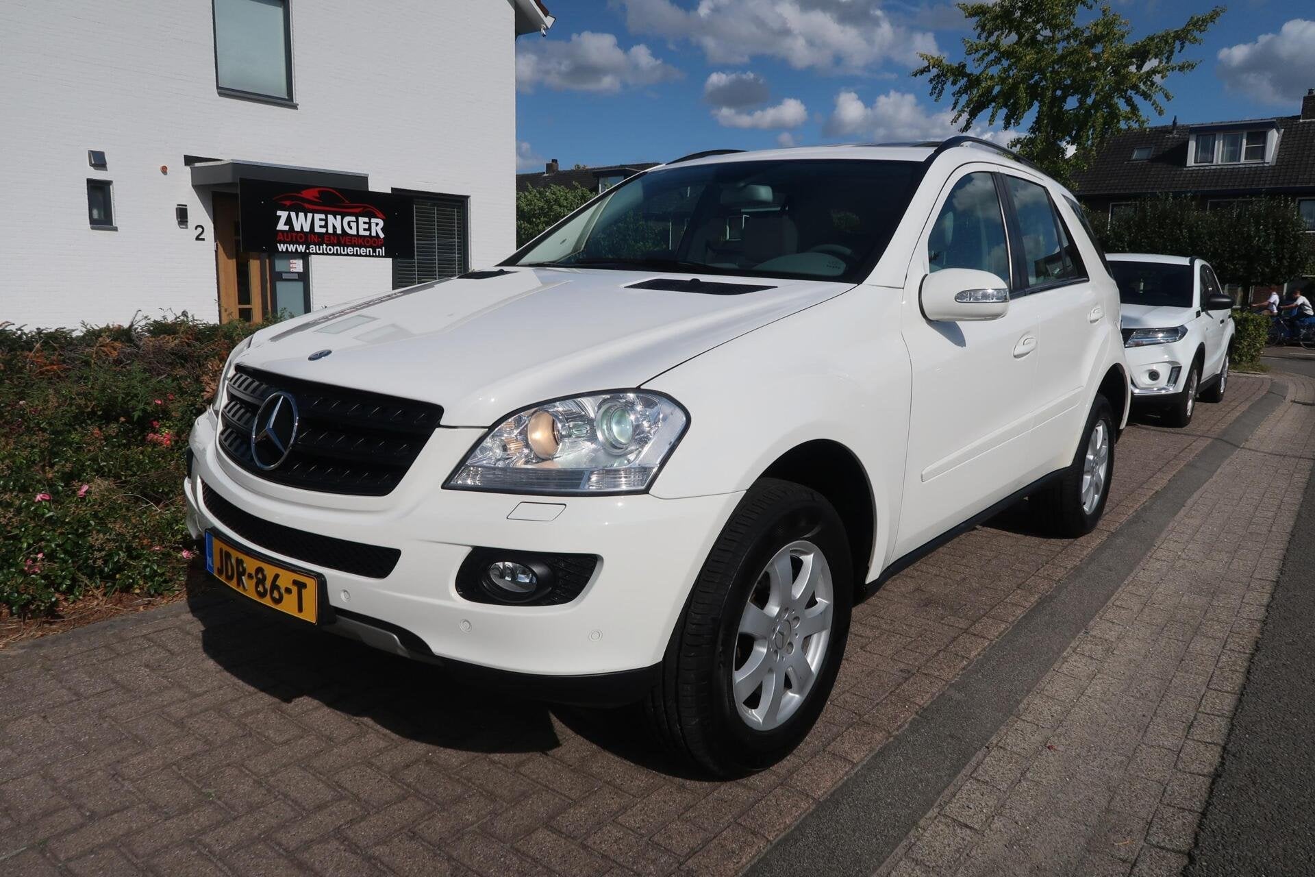 Mercedes M-klasse 350 v6 SCHUIFDAK|DEALER ONDERHOUDEN|NAVIGA, Auto's, Mercedes-Benz, Gebruikt, Leder en Stof, Wit, 2035 kg