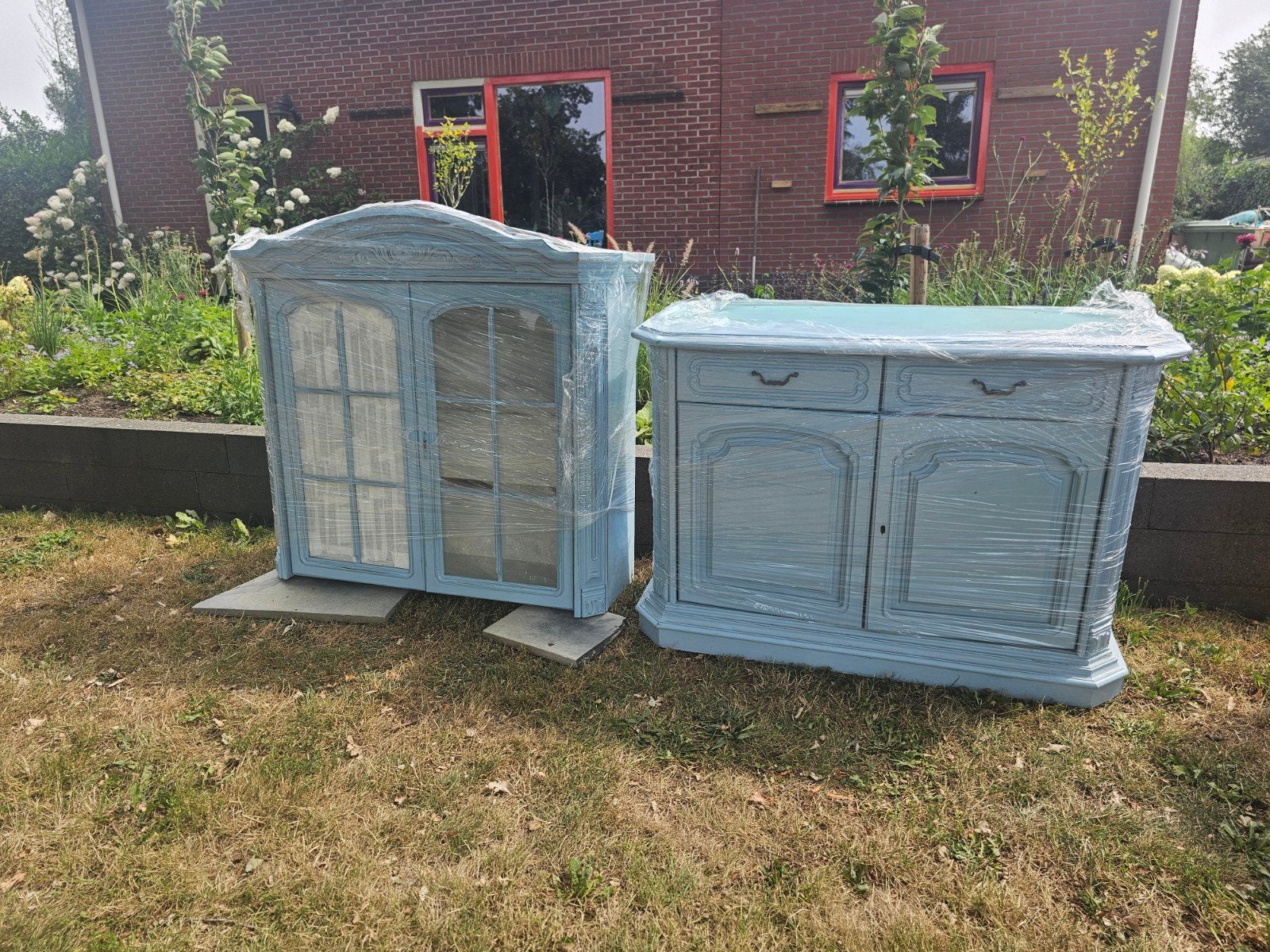 Gratis antieke kast met details, in twee delen, Ophalen