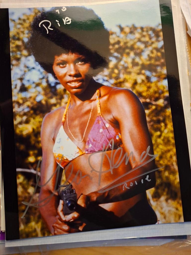 Gesigneerde foto actrice James Bond, Ophalen of Verzenden, 1980 tot heden, Zo goed als nieuw, Overige onderwerpen