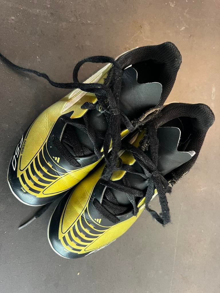 Adidas Messi F50 kinder voetbalschoenen maat 31 goud/zwart, Ophalen, Gebruikt, Schoenen, Maat S