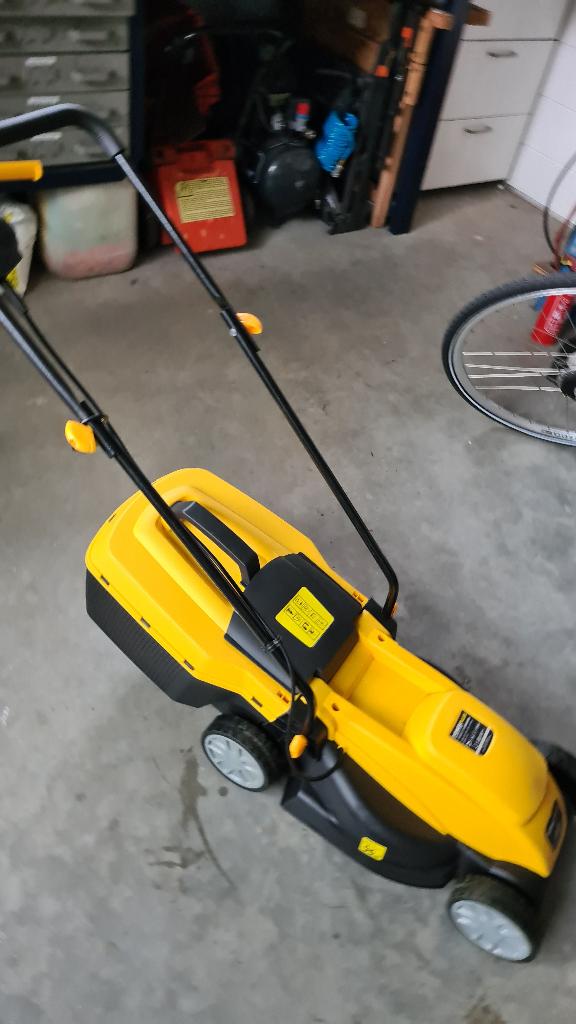 grasmaaier en trimmer elektrisch, Cirkelmaaier, Elektrische grasmaaier, Ophalen of Verzenden, Zo goed als nieuw