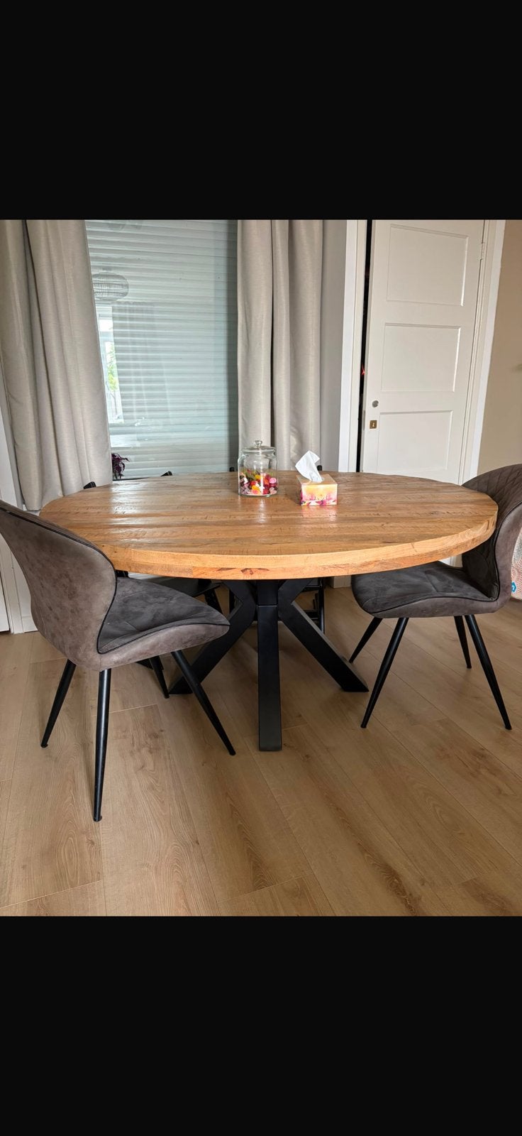 Robuuste ronde mango houten eettafel met metalen onderstel, Huis en Inrichting, Tafels | Eettafels, Ophalen, Gebruikt, 150 tot 200 cm