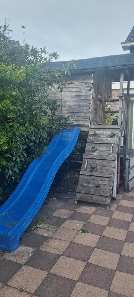 Houten speelhuisje met glijbaan en klimwand, Ophalen, Gebruikt, Glijbaan