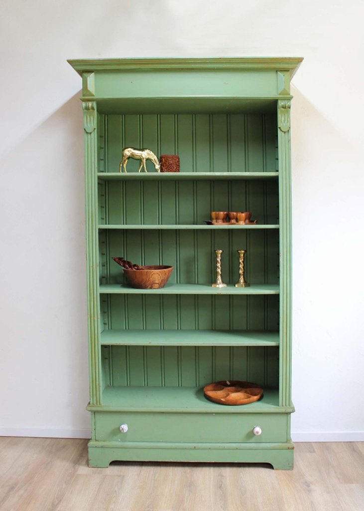 Goene vintage boekenkast. Houten keukenkast met planken, Ophalen, Met plank(en), O, O