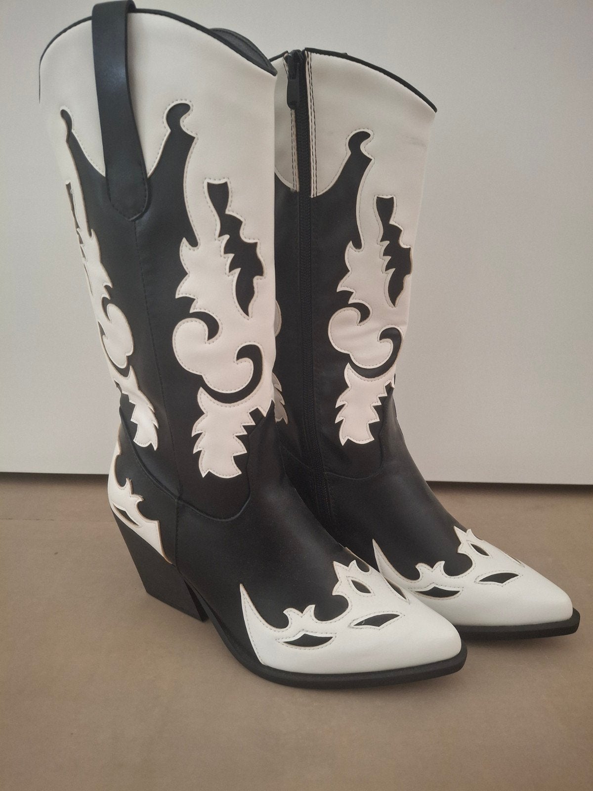 Nieuwe Zwart-Witte Cowboylaarzen Maat 39, Hoge laarzen, Zwart, Nieuw, Ophalen of Verzenden