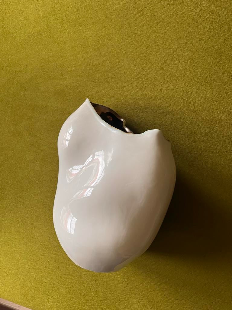 Witte vaas met bronzen binnenkant, Huis en Inrichting, Woonaccessoires | Vazen, Wit, Aardewerk of Porselein, Ophalen of Verzenden