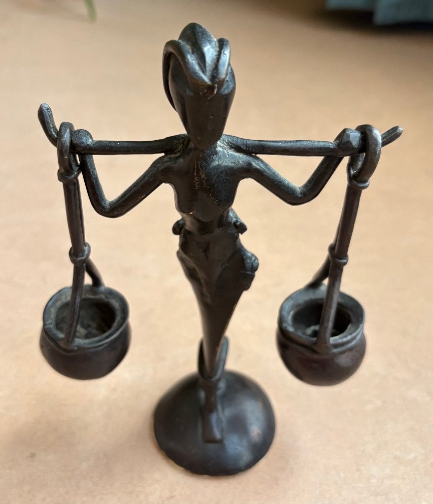 Mooi beeldje van vrouw met juk, India?, India, 17 cm, Ophalen of Verzenden, Brons