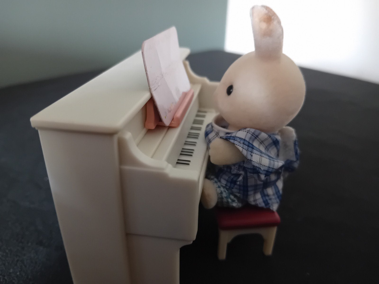 Sylvanian Families konijn met piano en krukje, Ophalen of Verzenden, Gebruikt, Poppenhuis