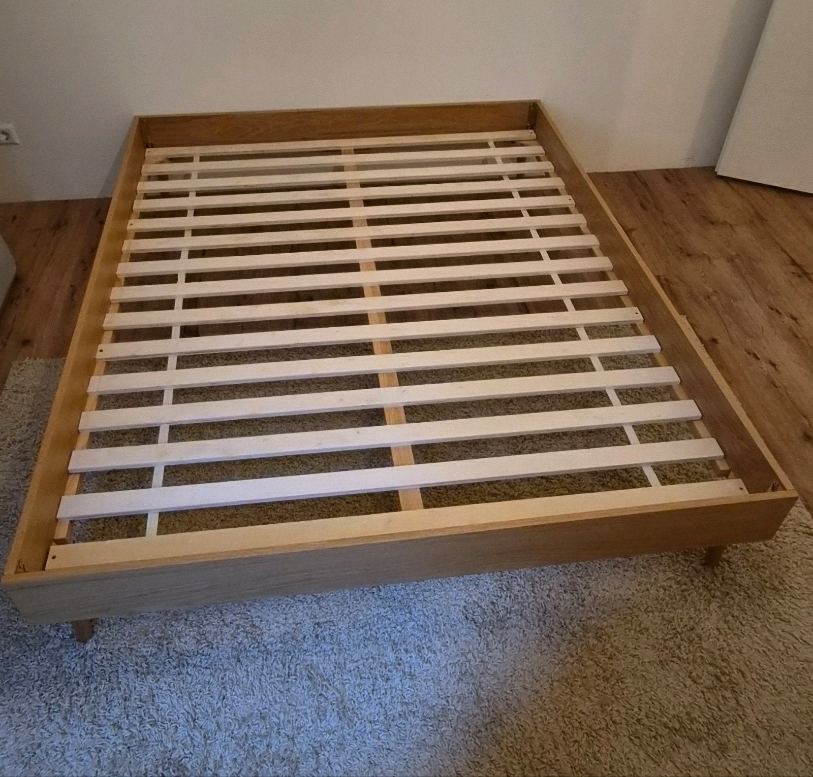 Foto 3 van Eikenhouten bed met lattenbodem - 160x200 cm
