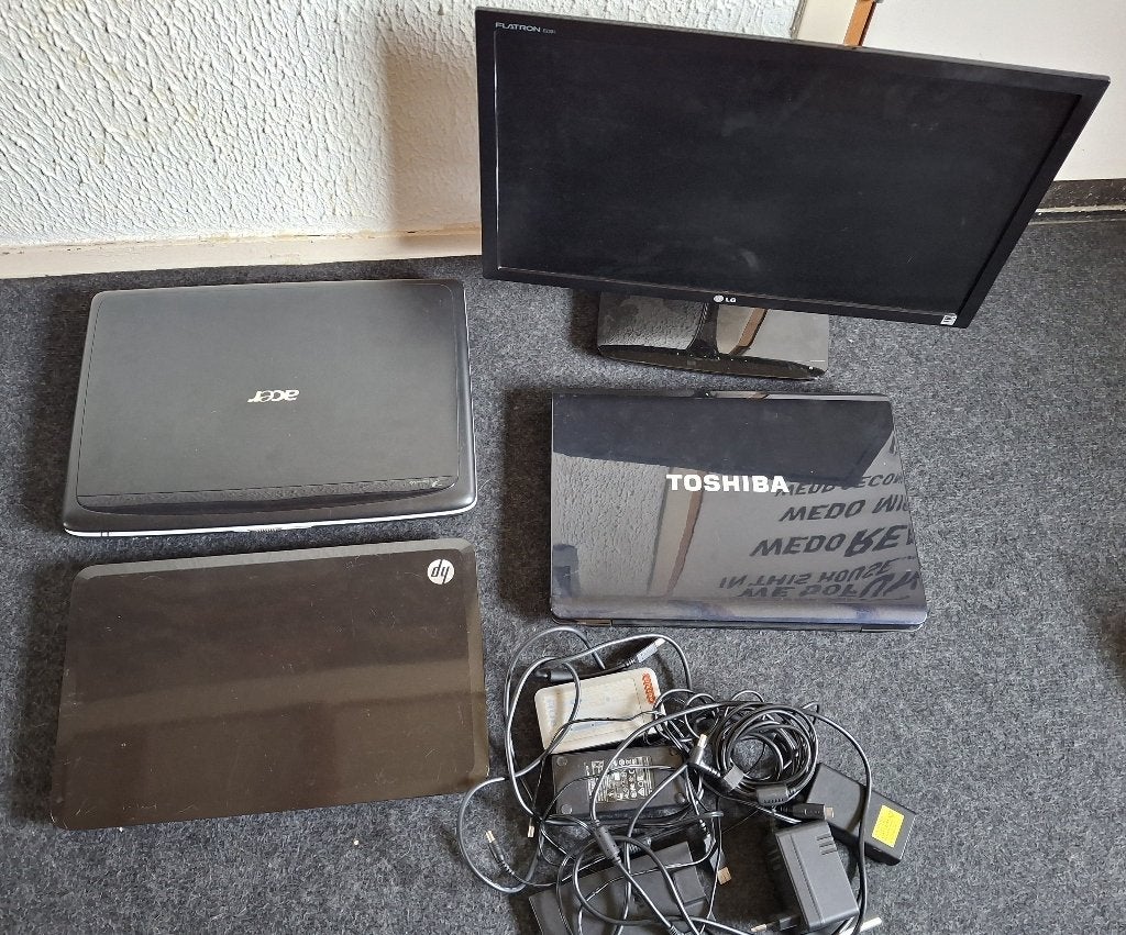 3 laptops en 1 LG monitor en veel meer in 1 koopje:, Ophalen, Gebruikt