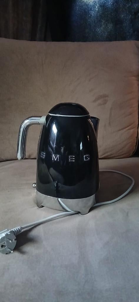 Smeg Retro Waterkoker Zwart - Stijlvol & Functioneel, 1 tot 2 liter, Ophalen of Verzenden, Gebruikt, Draadloos