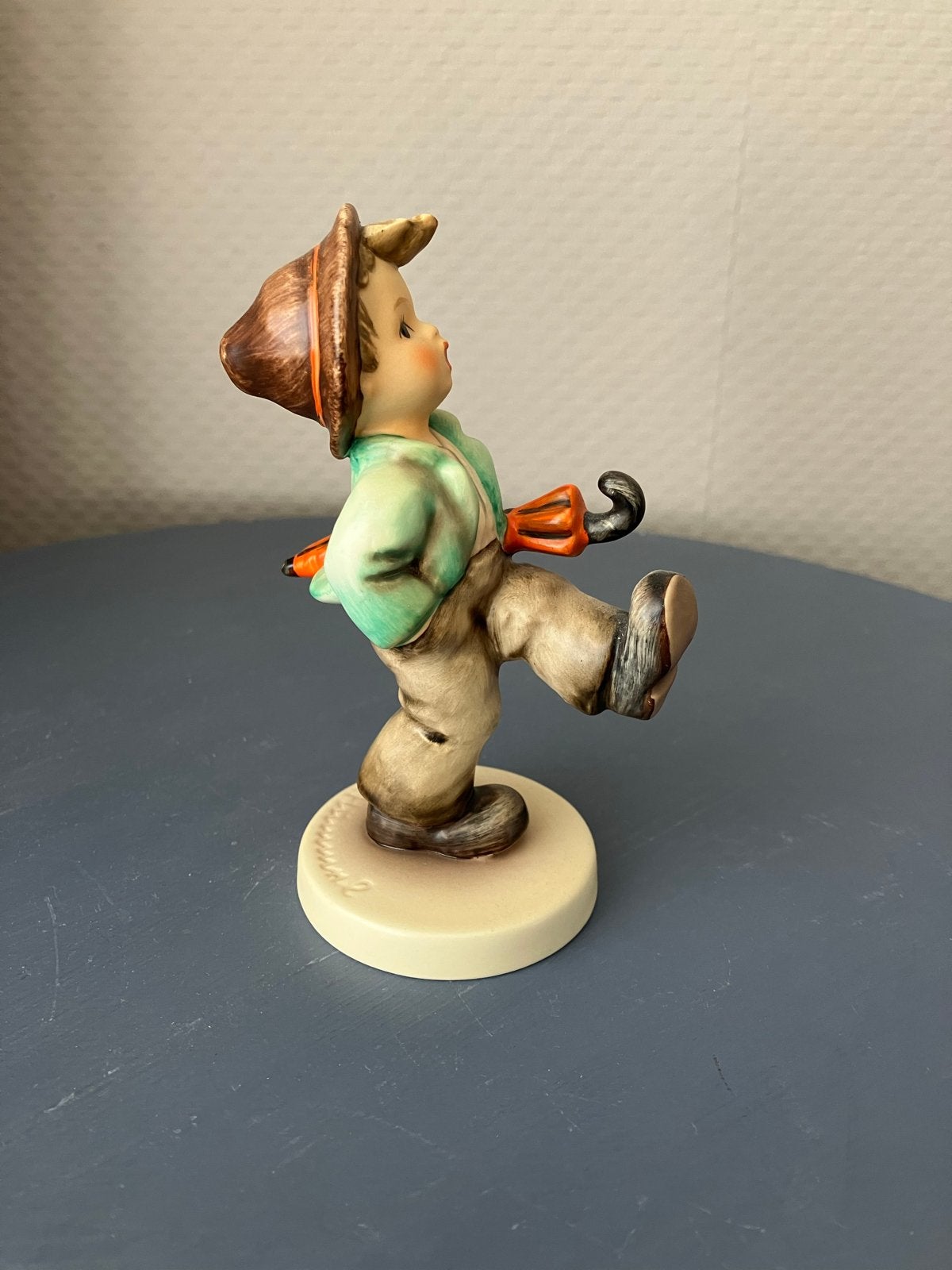 Vintage Hummel Goebel beeldje jongen met paraplu, 13 cm., Verzamelen, Ophalen of Verzenden, Zo goed als nieuw, Hummel