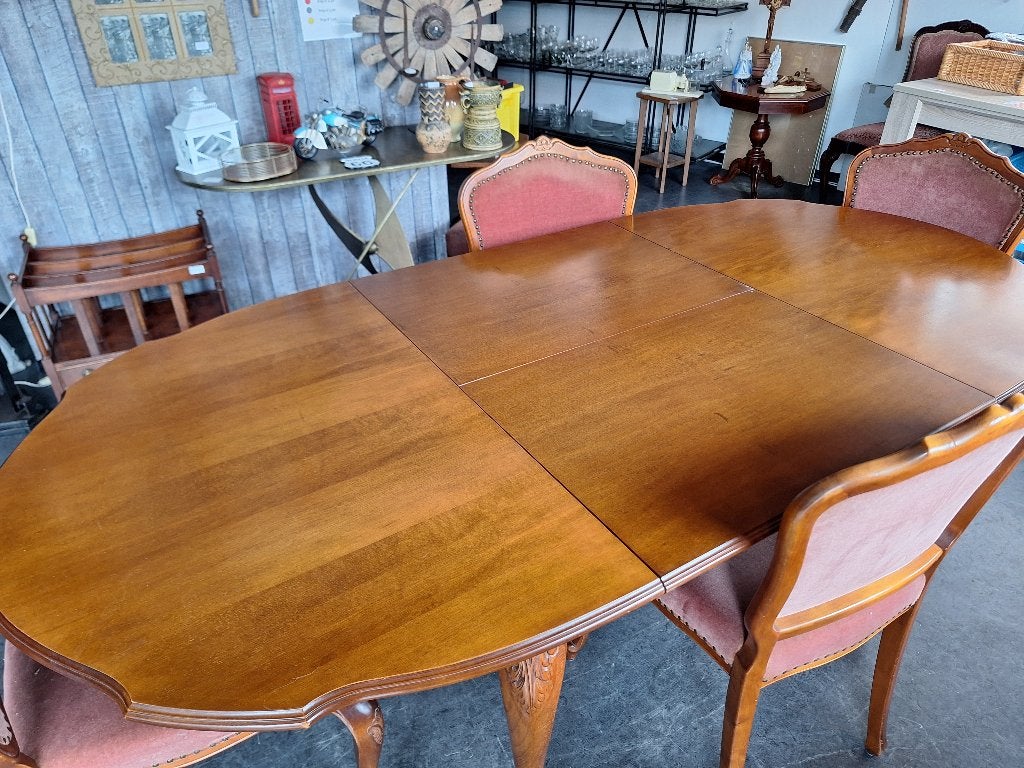 Antieke eettafel met 4 stoelen - Klassiek design, Huis en Inrichting, Complete eetkamers, Ophalen, Gebruikt, Onbekend@voorbeeld.com