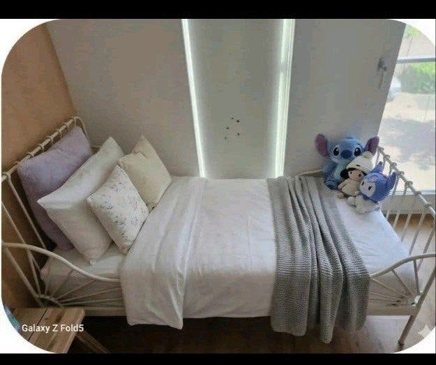Eenpersoonsbed (meegroeibed) met metalen frame, Huis en Inrichting, Slaapkamer | Bedden, Ophalen, Eenpersoons, Metaal, 90 cm
