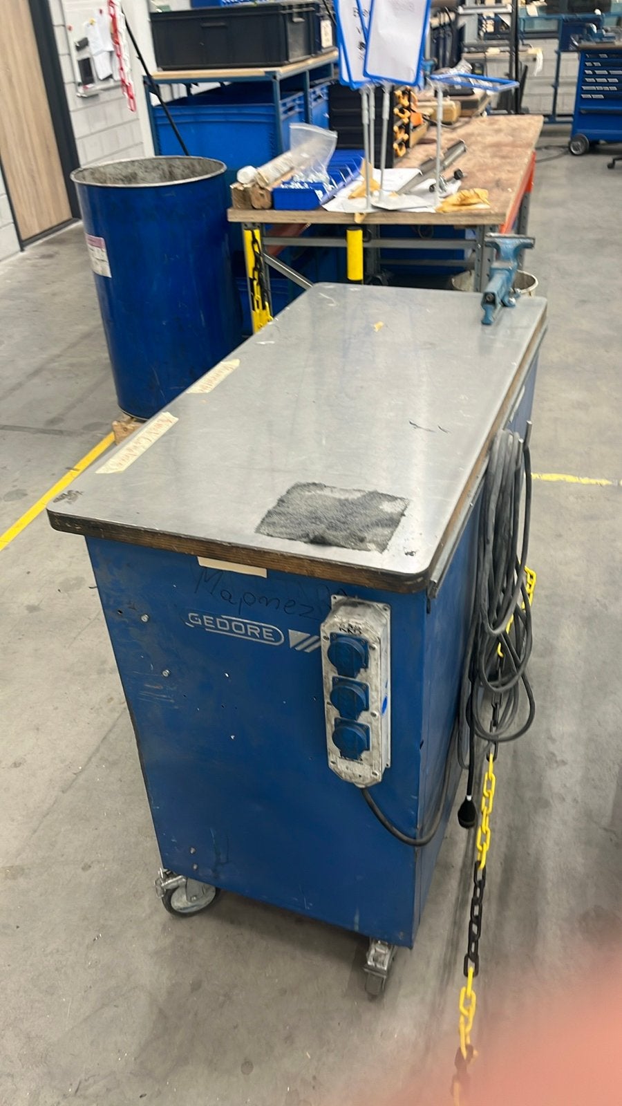 Gedore gereedschapswagen met bankschroef, Ophalen, Gebruikt, 70 tot 120 cm, Bankschroef