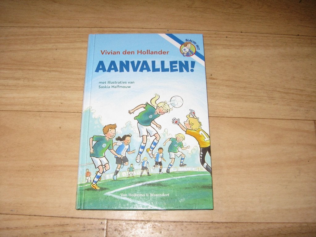 Vivian den Hollander - Aanvallen!, Boeken, Ophalen of Verzenden, Gelezen